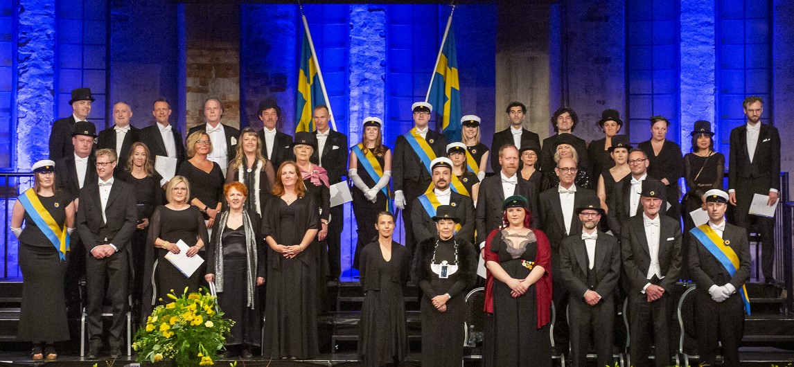 Nya professorer och doktorer på scenen vid ceremonin vid Akademisk högtid 2022.