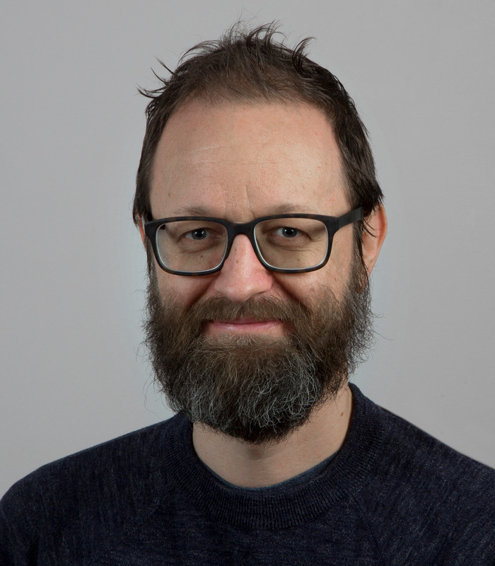 Niklas Halin, filosofie doktor i miljöpsykologi. Disputerade 2017 vid HiG. Undervisar i psykologi. Forskat kring balansen mellan distraktion och koncentrationskrav under arbete.