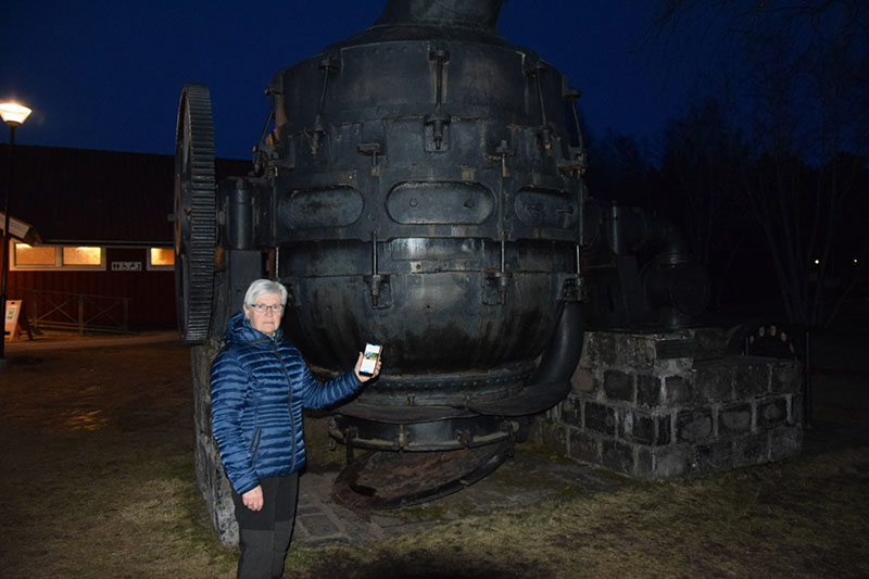 With the help of the app, Laila Bissman from Högbo bruk finds a description of a Bessemer converter used in the process of making steel from iron.