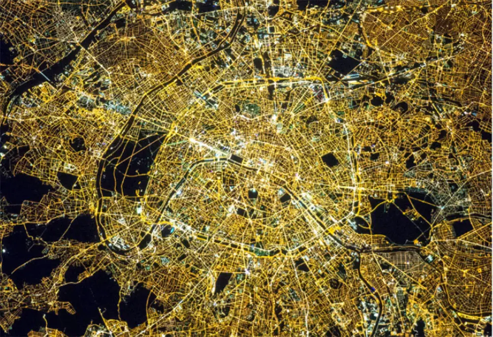 Natt i Paris fotograferad från NASAs internationella rymdstation