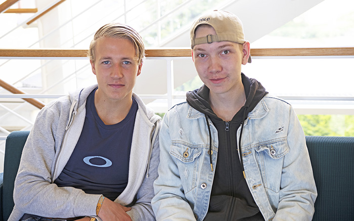 Från vänster i bild: nya studenterna Jesper Karevaara och Simon Sjöberg.