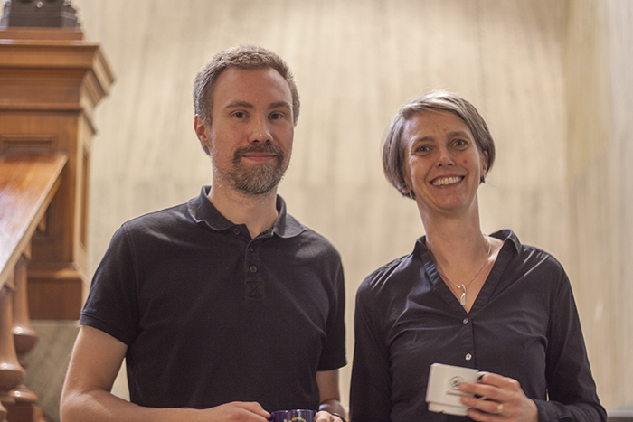 Tomas Panth och Elisabeth Taube i trappan på Vasaskolan.