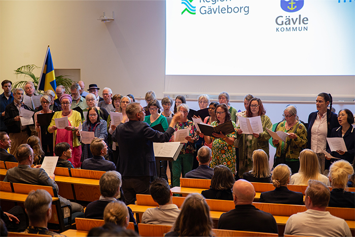Kören under ledning av högskolepräst Leif Nahnfeldt när de sjunger "Sköna maj". Foto: Anna Sällberg