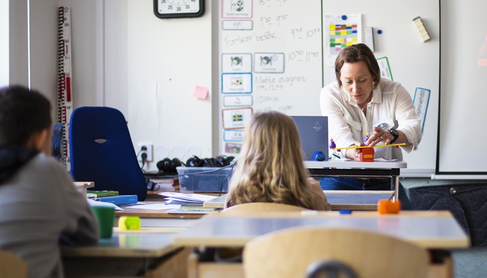 Forskare Jennie Jackson besöker Lilla Sätraskolan i Gävle under forskarturnén 2023.