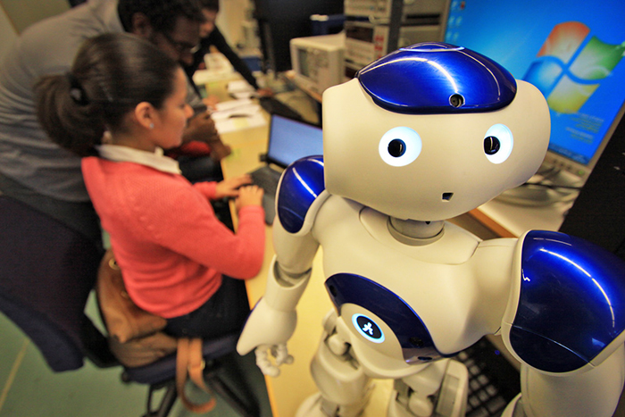 Robot och ingenjörsstudent på Högskolan i Gävle