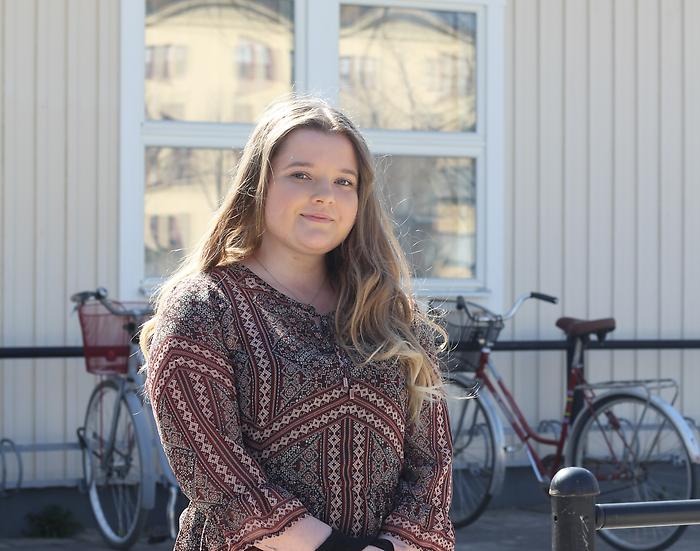 Karin Eriksson, Gefle Studentkår står framför kårhuset 