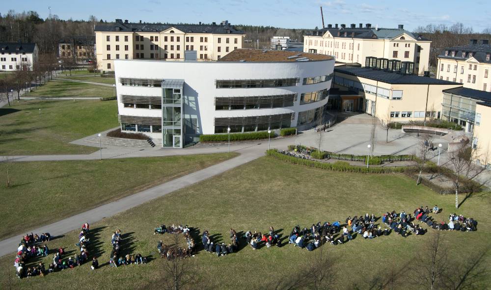 Bilden visar elever från Rotskärsskolan på Högskolans campus. 