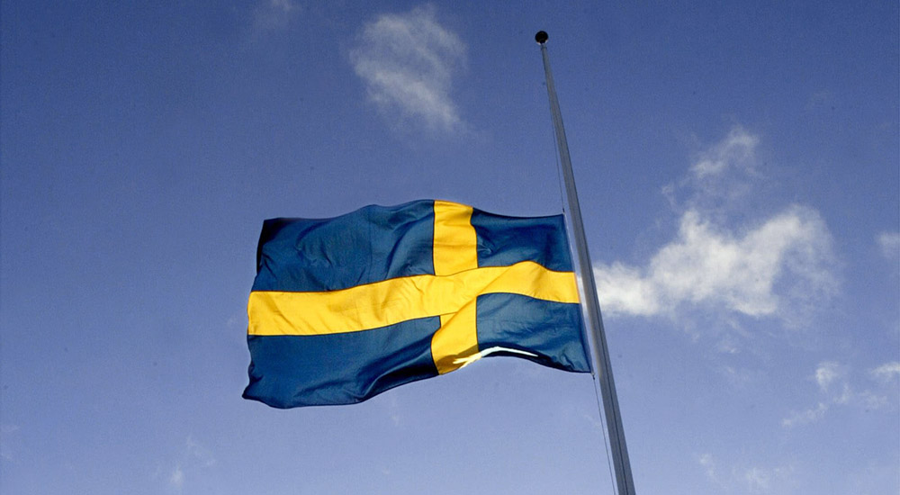 Svenska flaggan hissad på halv stång.