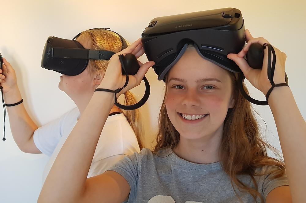 Två flickor med VR-glasögon.