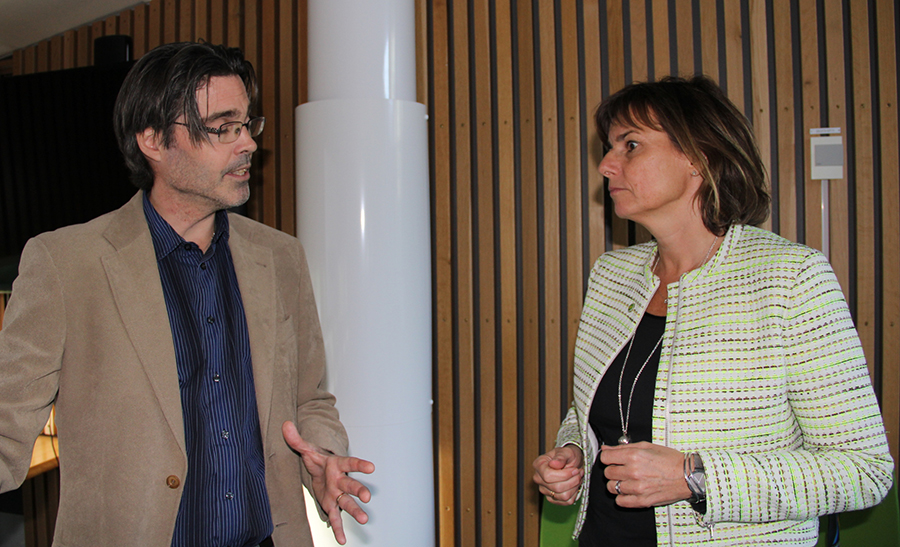Mattias tillsammans med Isabella Lövin i en engagerad diskussion kring energiskatt på solcellsel.