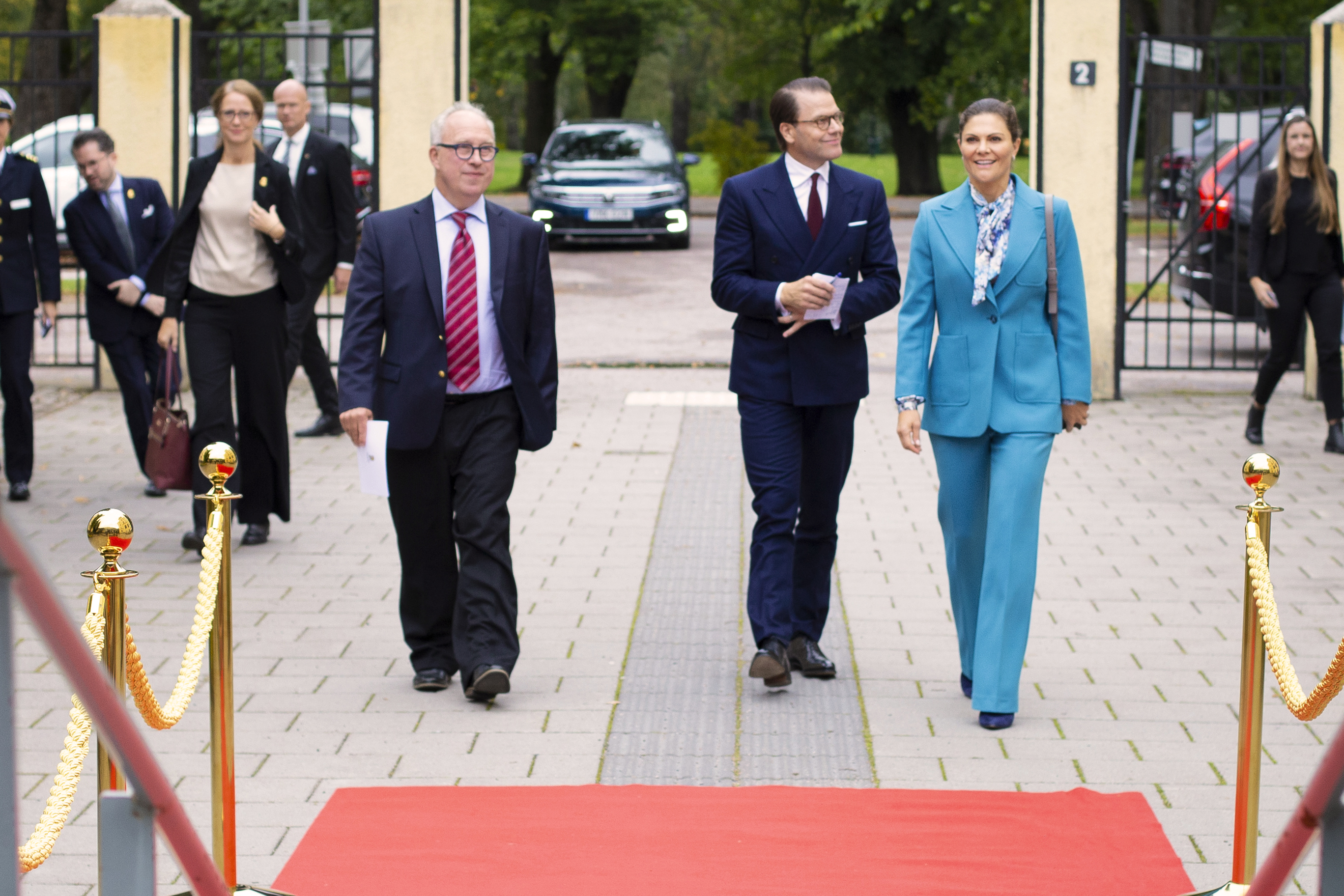 Kronprinsessan Victoria och Prins Daniel anländer till Högskolan med landshövding Per Bill. Foto: Anna Sällberg
