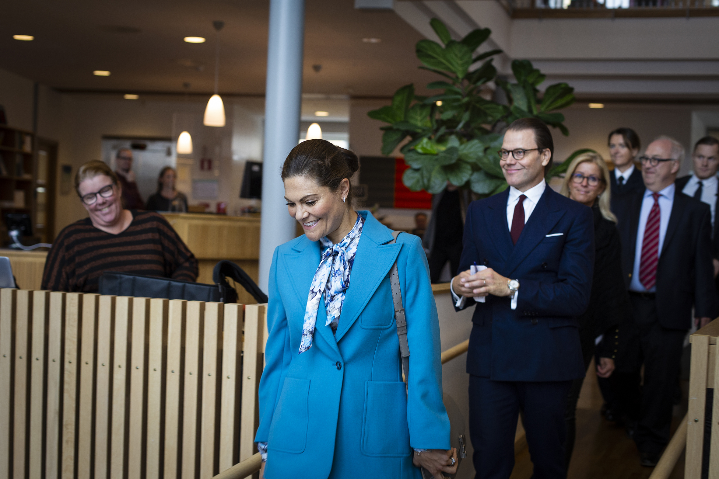 Kronprinsessan Victoria och Prins Daniel anländer till Högskolan med landshövding Per Bill. Foto: Anna Sällberg