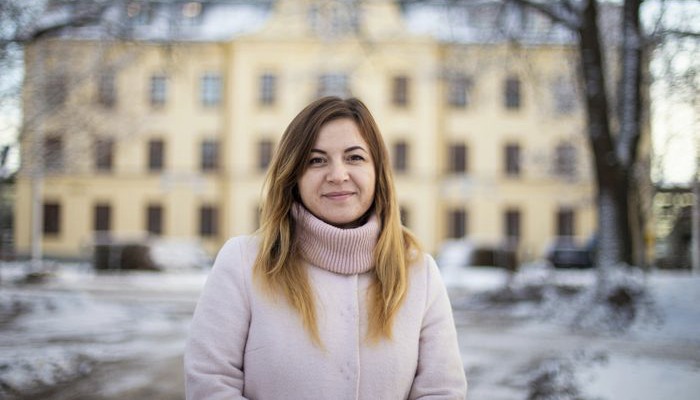 Nataliia Melnyk framför Högskolan.