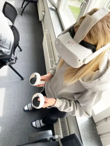 Elev som testar VR-glasögon.