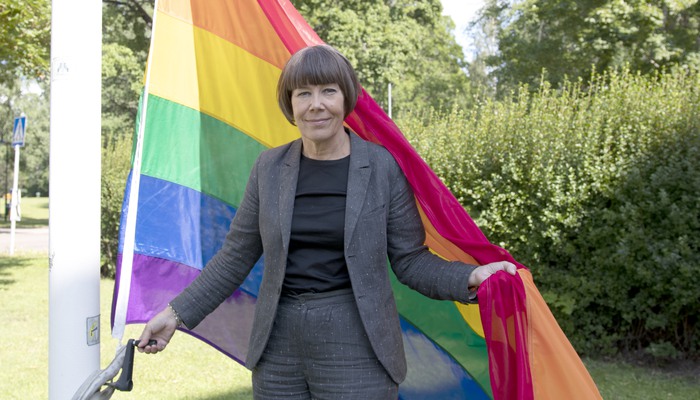 Rektor Ylva Fältholm hissar regnbågsflaggan på Högskolan