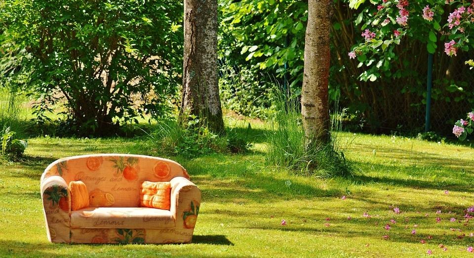 Sommarbild på en soffa utomhus