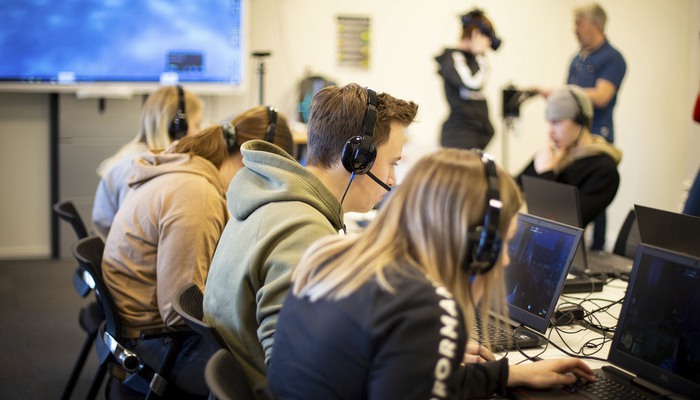 Gymnasieelever från Timrå gymnasieskola i Högskolans digital learning lab 20200123. De testar datorspel, VR, lego och programmering.