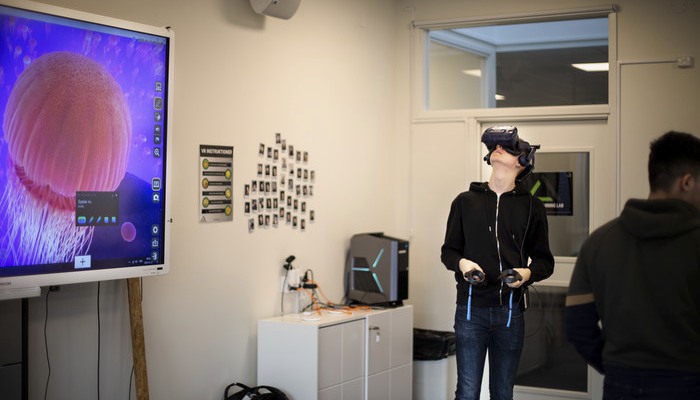 Gymnasieelever från Timrå gymnasieskola i Högskolans digital learning lab 20200123. De testar datorspel, VR, lego och programmering.