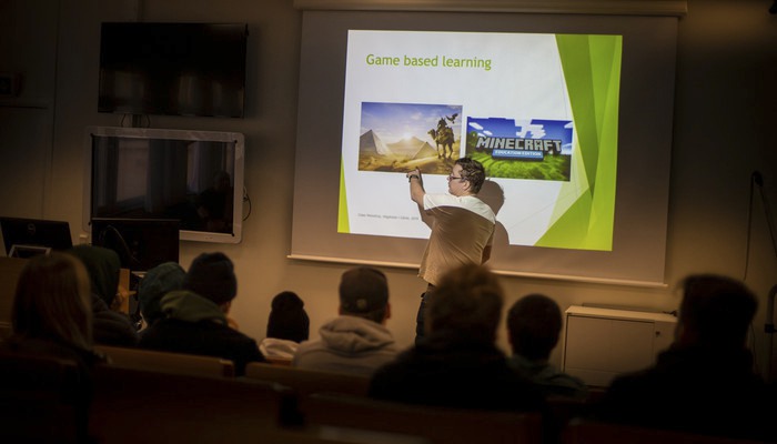 Claes Westelius, jobbar med digital learning lab. Pratar inför gymnasieelever från Timrå gymnasieskola 20200123.