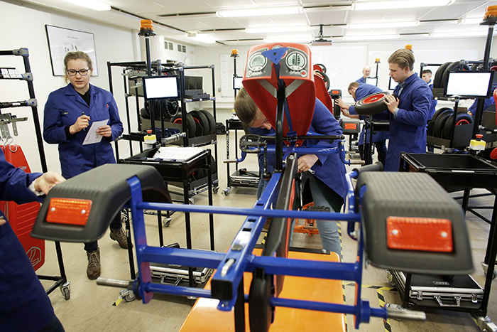 Högskolans trampbilsfabrik används vid utbildning om Human Lean