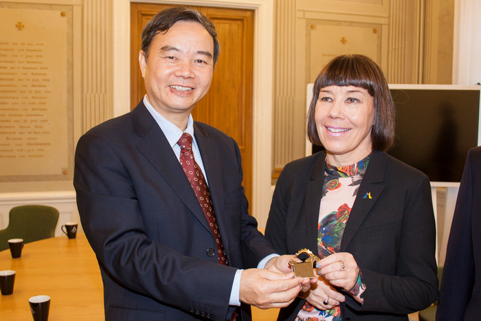 Xiao Gang, President at Lishui University och rektor Ylva Fältholm när den klassiska Gävlebocken i souvenirform överlämnades.