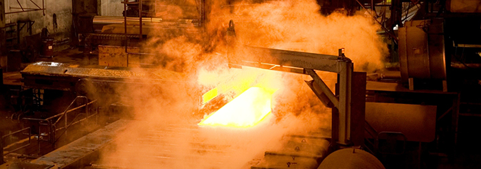 Bild av industri där arbete med smält metall förekommer