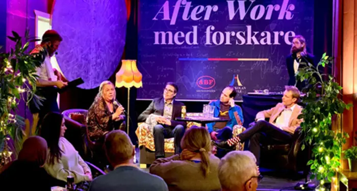 Forskare i samtal på en scen inne på Sjömanskyrkan i Gävle.