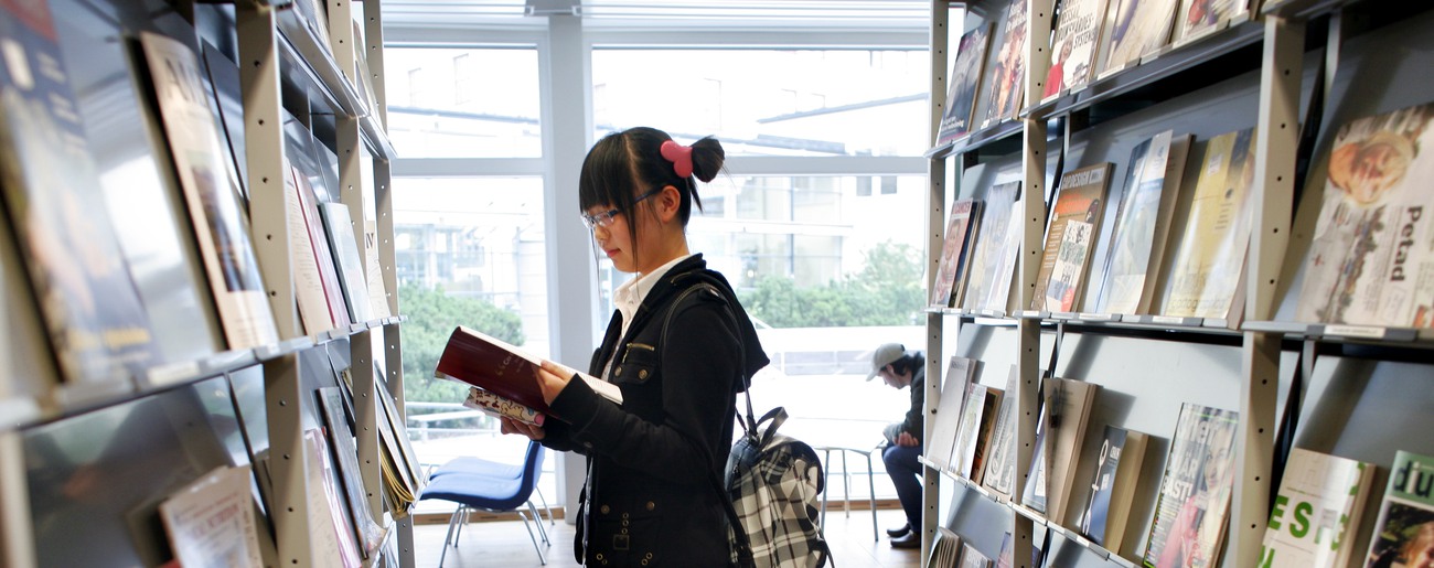 Student som läser en tidskrift